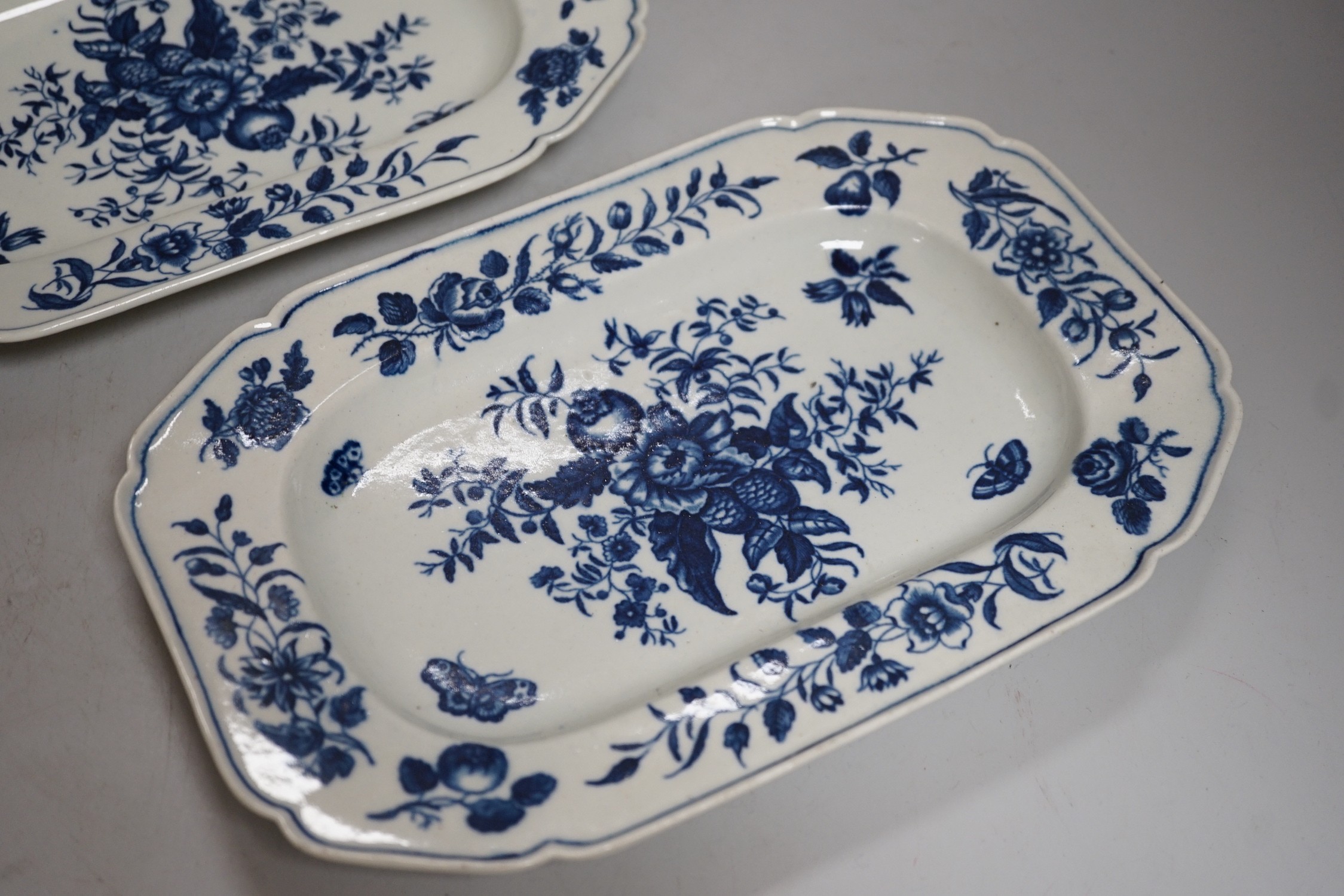 A pair of 18th century Worcester small meat platters printed with the pine cone pattern, 17x25cm